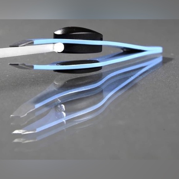 Trend Tweeze BLACK Lighted Tweezers - Picture 5 of 5